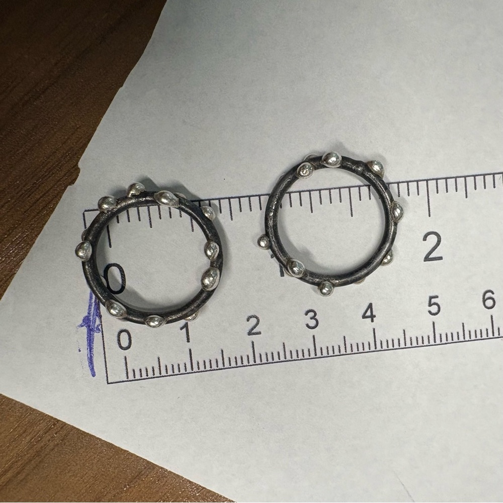 Medium circle on steel earrings Megan Auma - Picture 3 of 4